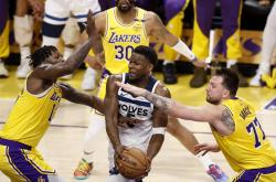 开云APP-棒球赛事中湖人战胜对手成功落败