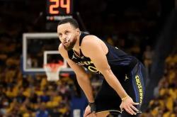 开云体育官方网站-意外受伤！篮球明星缺席季后赛，球队备战受影响的简单介绍