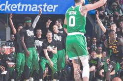 开云体育下载-凯尔特人挑战勇士，东部西部豪强交锋谁更胜一筹？