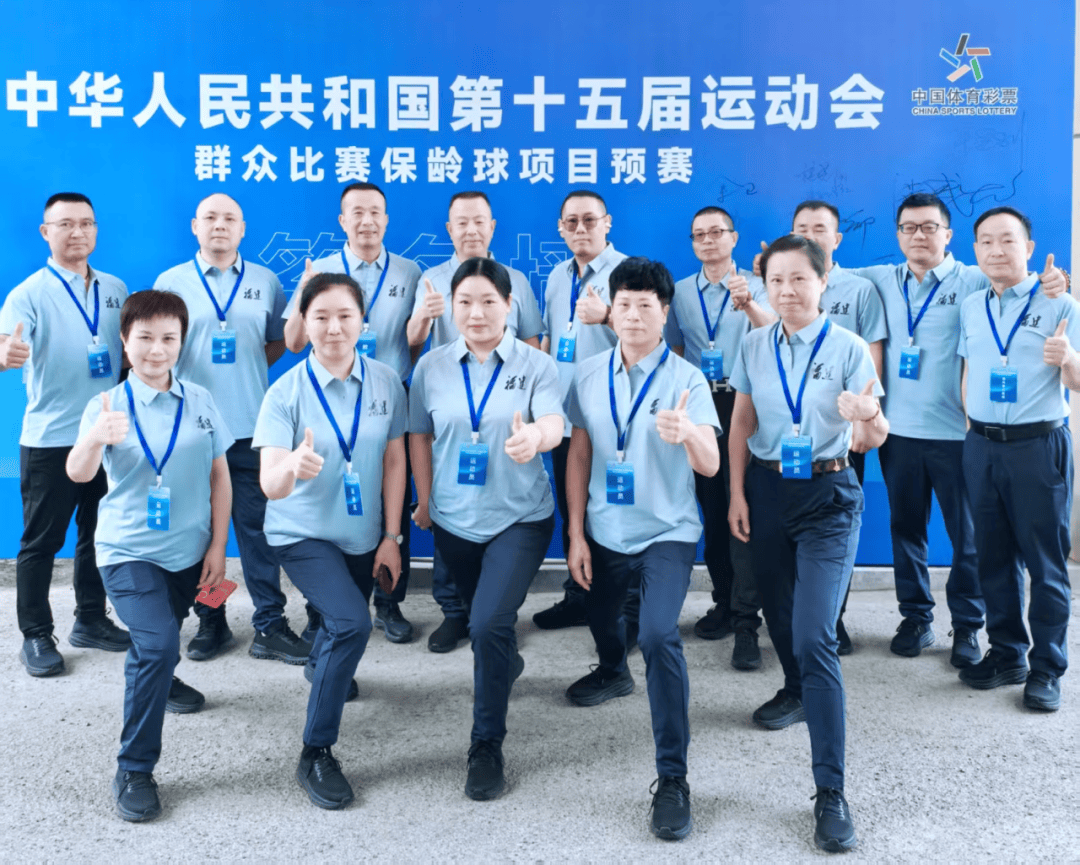 运动员们奋勇争先，体育赛场上风起云涌