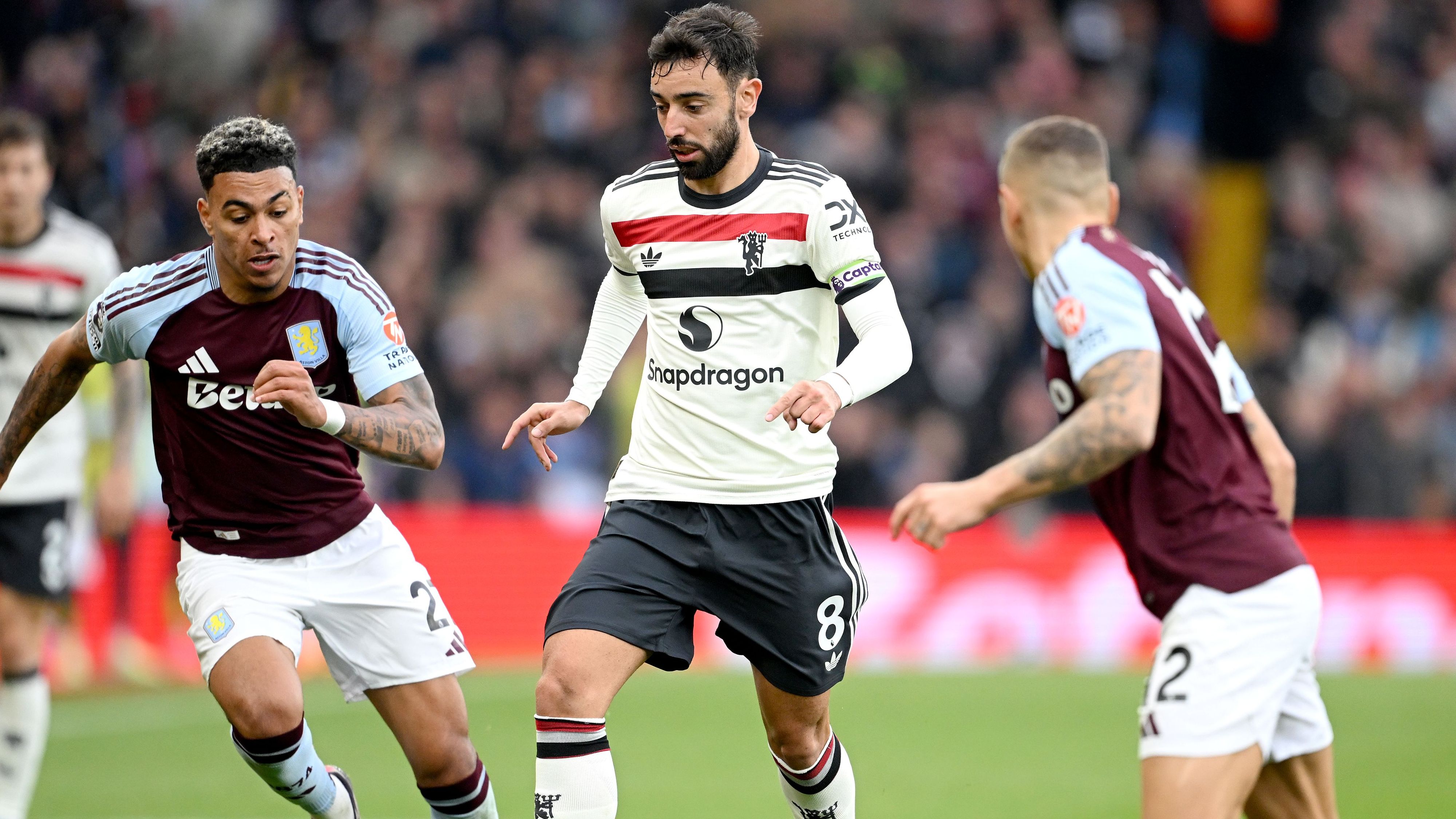 瓦伦西亚逼平曼联,强硬防守赢得尊重 瓦伦西亚逼平曼联,强硬防守赢得尊重