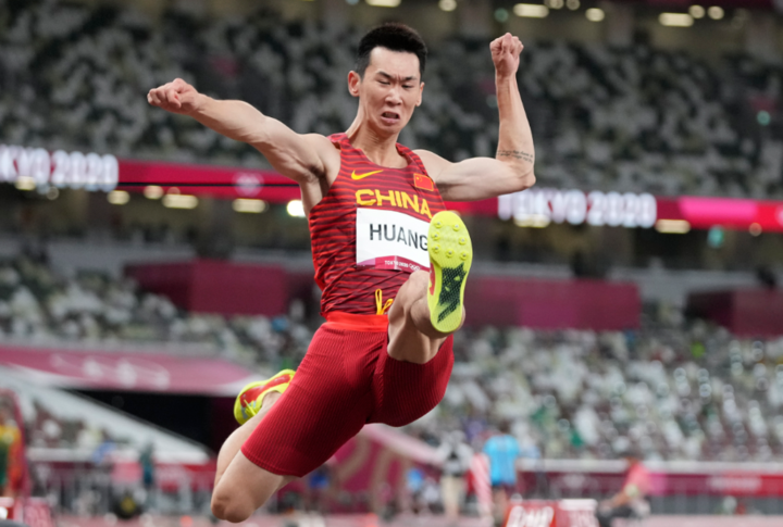 希腊选手场上奋力拼搏，获得好成绩