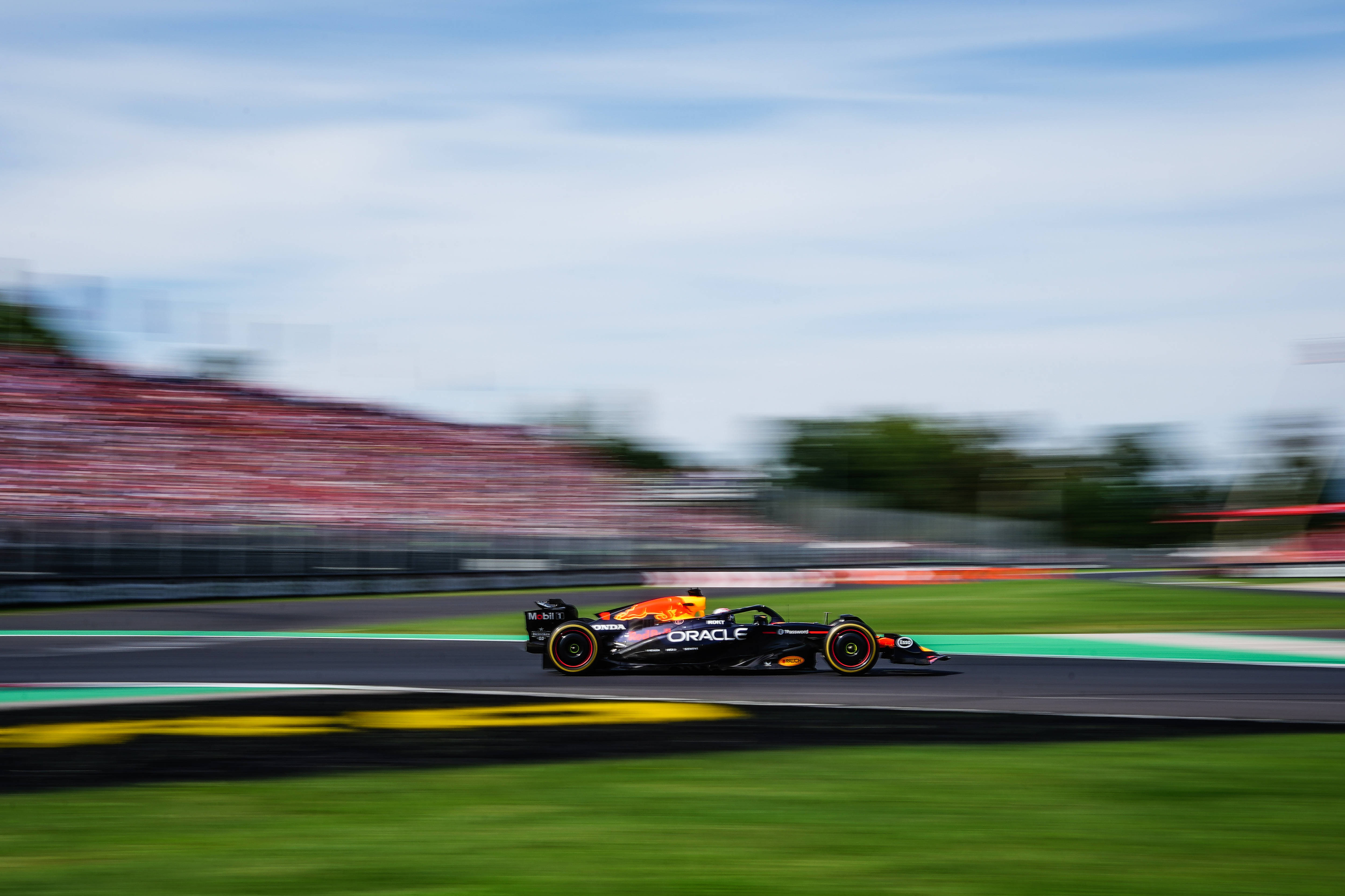 迈凯伦完胜红牛车队，维斯塔潘统治全场的简单介绍